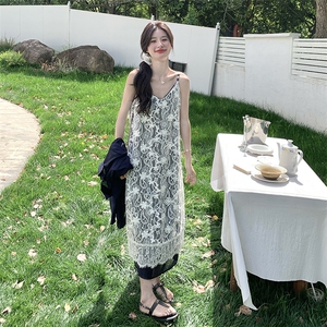 巨好看蕾丝刺绣吊带连衣裙套装女2025夏新款藏青色防晒衬衫两件套图片