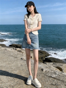 高级感时尚减龄套装女夏V领立体花朵短袖上衣蓝色牛仔短裙两件套图片