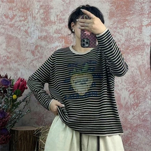 2025年秋季新款草莓条纹针织圆领女士上衣时尚休闲通勤百搭图片
