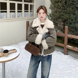 军绿色短款羊羔毛棉服女冬季双排扣毛绒翻领工装保暖棉衣皮毛一体图片