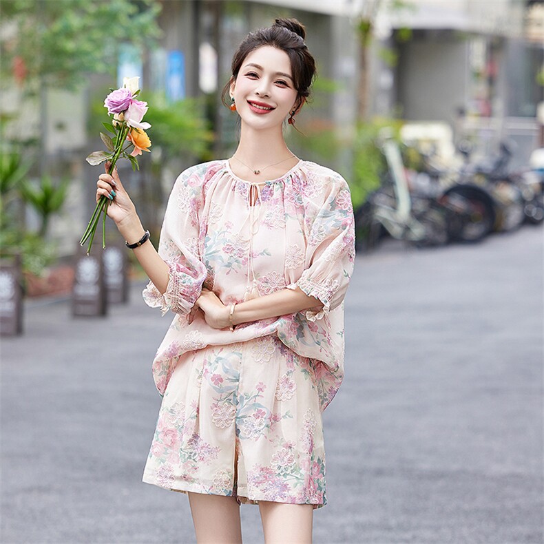 新中式复古碎花高级感刺绣洋气减龄上衣短裤两件套套装夏季,女装套装/套裙,伊仟回