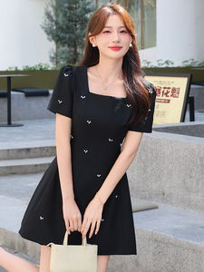 高端时尚方领钉珠小个子连衣裙女2025夏季新款修身名媛精致小黑裙图片