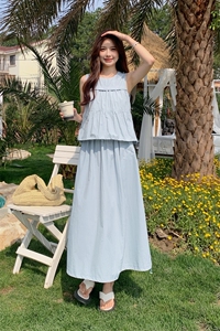 浅蓝色休闲套装裙女2025夏季新款法式设计感压褶背心半身裙两件套图片