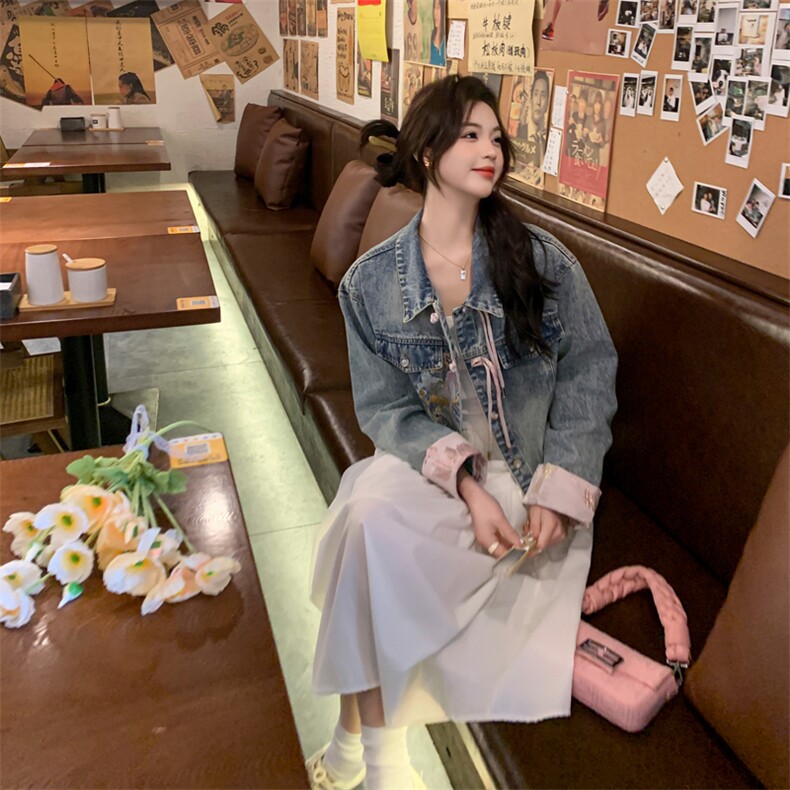 国风新中式刺绣盘扣牛仔短外套女2025春秋新款高级感显瘦夹克上衣，女装牛仔外套，多米2-075