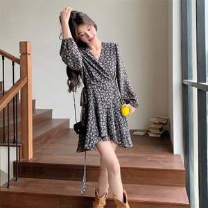 法式复古碎花连衣裙女2025春季新款收腰显瘦气质V领长袖洋气裙子图片