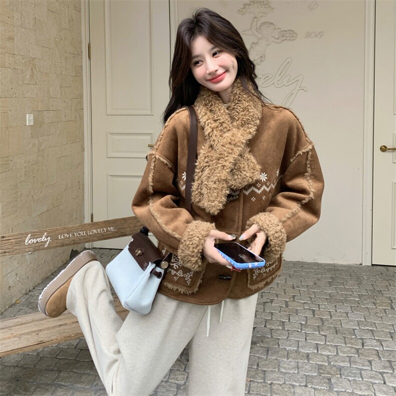 棕色刺绣拼接配围脖羊羔毛外套女秋冬2025新款设计感皮毛一体棉服,女装毛呢外套,2D076