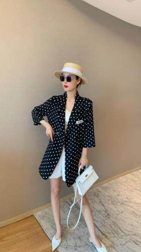 休闲时尚大方外套，女装，千利红