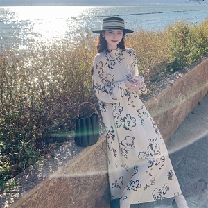 法式复古印花连衣裙女2025夏季新款度假风设计感超好看收腰长裙图片
