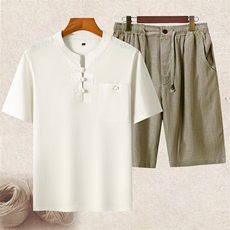 白色上衣＋豆绿短裤