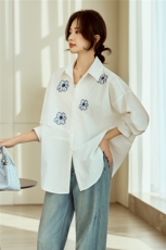 白色慵懒刺绣翻领衬衫女春季新款宽松气质衬衣设计感小众圆弧上衣，女装衬衫，梦懿尔