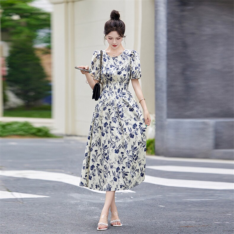 法式泡泡袖印花连衣裙女夏季2025新款度假风褶皱收腰显瘦气质长裙,女装连衣裙,灵力轩