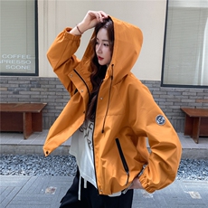姜黄色短款户外连帽冲锋衣外套女春秋超火好看高级感小众夹克上衣，女装派克服，2C217