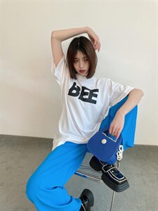 后背破洞垫肩T恤图片