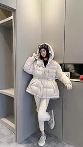 2022新款欧洲站气质腰间珍珠抽绳设计显瘦羽绒服图片