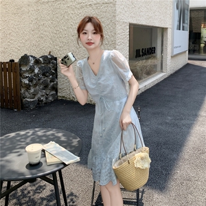 现货-2025年夏季新款法式气质百搭V领刺绣连衣裙女图片