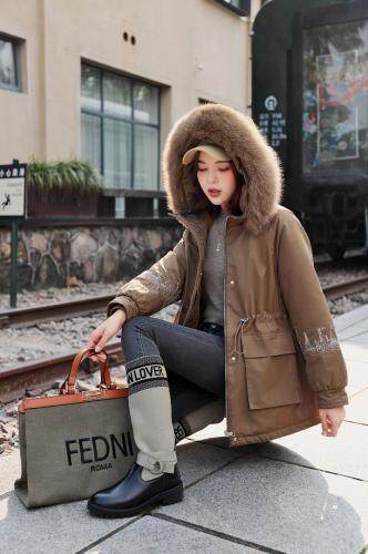 2021早冬上新大狐狸毛领袖笼刺绣设计中长款派克服，女装，红雀纺