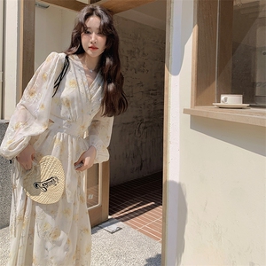 茶歇法式v领碎花连衣裙女2025夏季新款小心机露腰气质显瘦长裙潮图片