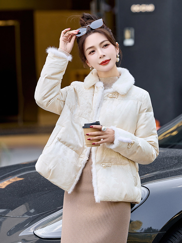 水貂毛拼接国风刺绣羽绒服女2025冬季新款粉色气质白鸭绒短款外套,女装羽绒服,美沁