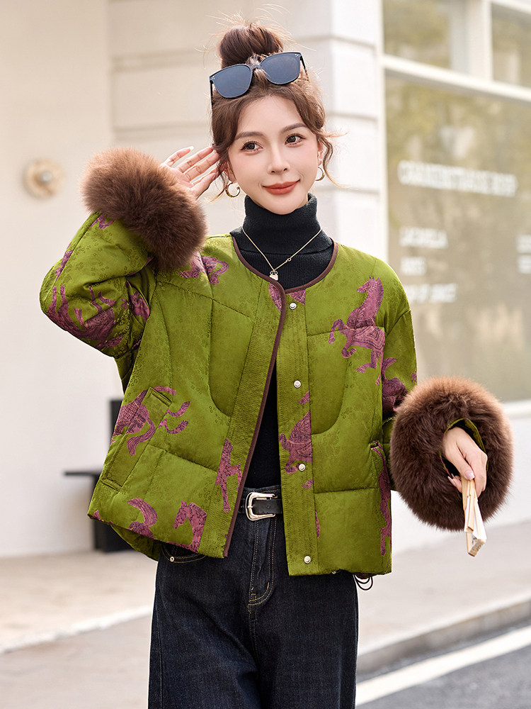 现货。现货。2025年冬季新中式短款真狐狸毛气质潮羽绒新款,女装羽绒服,艾仟回(原伊仟回)