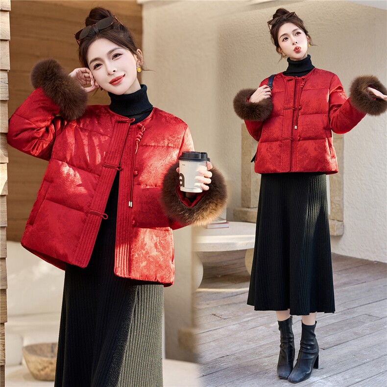 新中式2025年冬季新年主推款盘扣提花暗纹可拆卸真狐狸袖毛羽绒服，女装羽绒服，乐吉娜