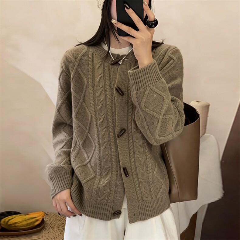 2025年秋季时尚百搭提取简约休闲圆领牛角扣加厚羊毛开衫,女装羊毛衫,新胜羊绒