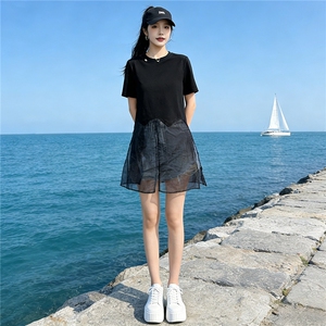 设计感小众时尚气质套装女夏新款圆领网纱拼接上衣牛仔短裤两件套图片