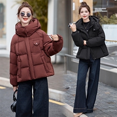 超好看红短款羽绒服女2025冬季新款时尚休闲连帽白鸭绒外套，女装羽绒服，采品优优