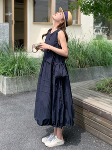 藏青色无袖连衣裙女夏2025新款学院风超火爆款减龄花苞灯笼背带裙图片