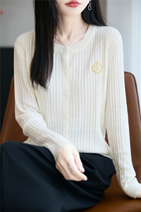 法式复古麻花针织开衫女短外套2025新款精纺绞花刺绣长袖打底毛衣图片