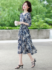 蓝色碎花连衣裙2025年夏季韩版收腰显瘦中袖中长裙浪漫海边度假裙，女装连衣裙，梦懿尔
