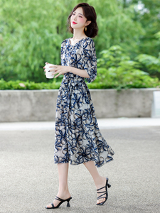 蓝色碎花连衣裙2025年夏季韩版收腰显瘦中袖中长裙浪漫海边度假裙图片