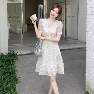 浅蓝色法式精致刺绣V领连衣裙女2026夏季新款巨好看气质减龄图片