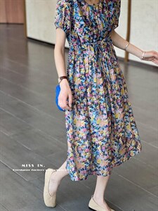 现货 夏款连衣裙 深海蓝花色 后背蝴蝶结设计图片