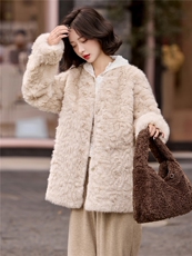 皮毛一体外套女秋季2025新款高级感巨好看轻奢V领中长款毛毛外套，女装羊羔毛/颗粒绒，流量+