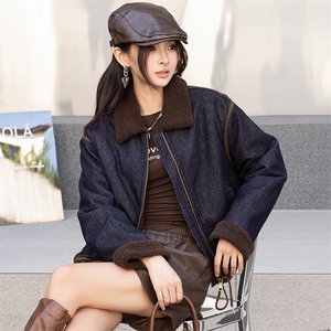 时尚拼接翻领加绒牛仔短外套女2024冬季新款小个子休闲仿羊羔毛棉服图片