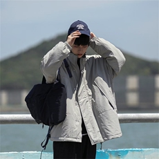 灰色