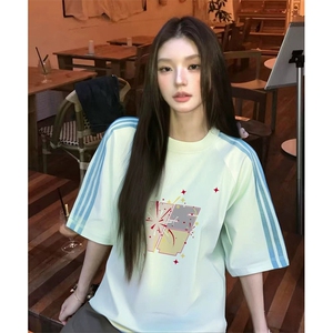 抖音得物品质二开240克宽松纯棉美式潮牌印花三条杠中性风短袖T恤图片