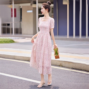 粉色小香风蕾丝连衣裙女2025新款夏季方领高级感法式洋气收腰显瘦图片