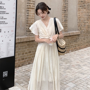 法式茶歇米白色V领连衣裙女夏温柔风收腰松弛感独特绝美连身长裙图片