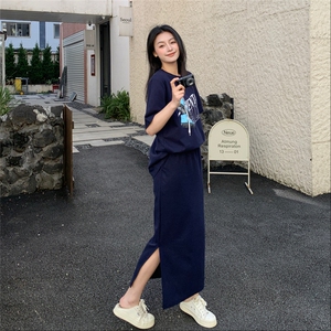 藏青色休闲运动印花T恤半身裙套装女夏2025新款两件套超火高级感图片