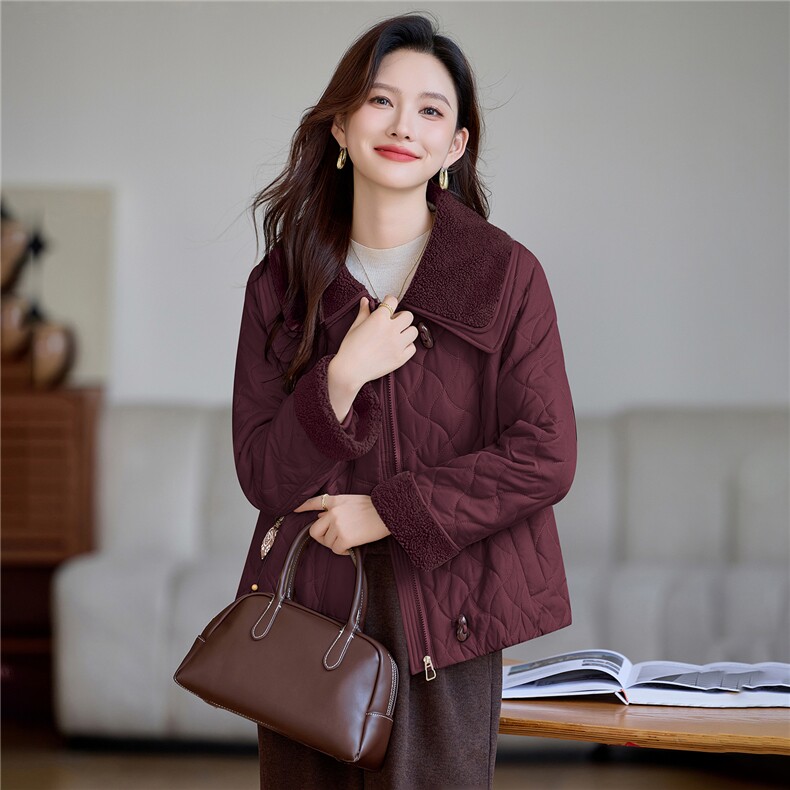 现货!2025年冬季时尚休闲牛角扣毛毛领夹棉加厚女外套,女装棉衣/棉服,依恋蒂丝