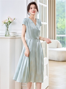 高端真丝气质连衣裙女2026夏季新款V领舒适显瘦时尚真丝裙a字裙图片