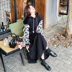 【现货】2025秋装撞色拼接连帽黑色连衣裙2C056-6817-P145控208，女装连衣裙，2C056