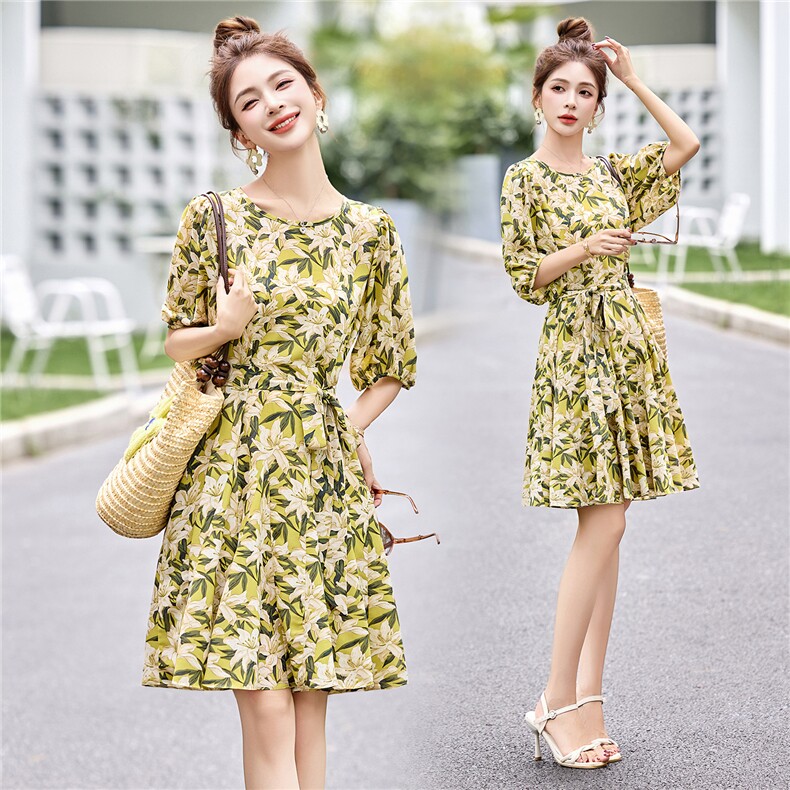 碎花连衣裙2025夏季新款小个子巨好看的减龄法式收腰绿色度假裙子，女装连衣裙，布芭啦
