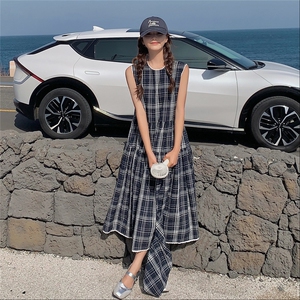 复古格子连衣裙女2025夏新款休闲俏皮韩版无袖显瘦过膝长裙送包包图片