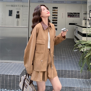 又酷又飒卡其色工装套装裙女秋季2025新款学院减龄百褶短裙两件套图片
