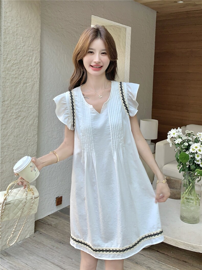 2026新款奶黄色撞色刺绣飞飞袖连衣裙女夏日小众设计感减龄A字裙,女装连衣裙,艾米莉亚