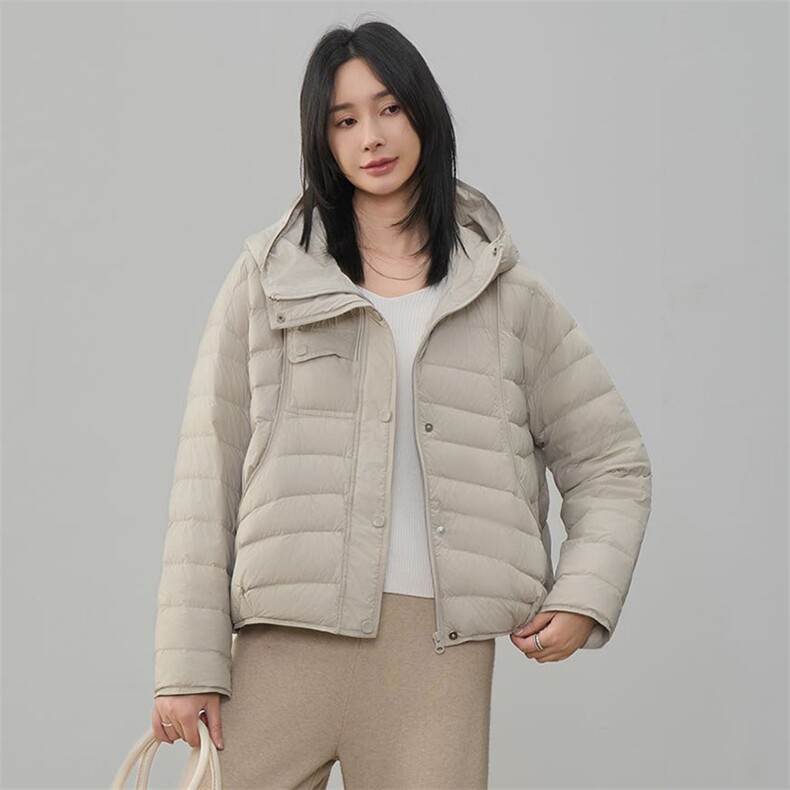 现货2025年冬季90白鸭绒休闲风常规保暖有帽不可拆,女装羽绒服,阳光伊恋