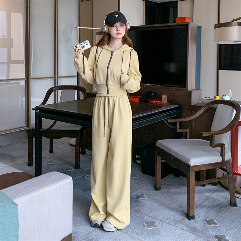 今年流行黄色吊带连帽卫衣套装女2025春新款休闲显瘦阔腿裤三件套图片