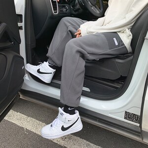 黑色
